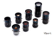 光学参量振荡器（OPO）与激光器类似，同样使用光学谐振腔，但增益来自参量放大中的非线性晶体，而非电子能级的受激跃迁。因此需要达到泵浦的阈值功率，低于该阈值时输出很小，只有少量的参量荧光。