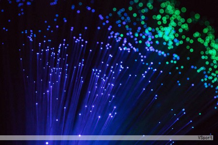 LED（发光二极管）是一种以固体半导体为发光材料的光源，靠载流子在PN结处复合释放能量形成光子而发光。其核心晶片由P型和N型半导体构成，中间有过渡层形成 PN 结，少数载流子与多数载流子复合时将能量转化为光，发出单色或混色光。反向偏压时不发光。