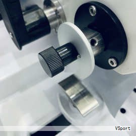 近期在超高重复频率极紫外超快相干脉冲光源领域取得重要进展。该光源由商用超高重复频率飞秒激光器和腔外再压缩技术共同驱动，构建了基于惰性气体的真空腔内高次谐波产生、探测与应用的系统。通过精确理论模拟与实验控制，实现重复频率达到1 MHz，波长覆盖29–50 nm，最高达到33阶单阶次谐波光子通量约10^10 photons/s。相关现场示意见图-1所示，光谱特性见图-2：左图为氩气高次谐波光谱，右图为氪气高次谐波光谱。