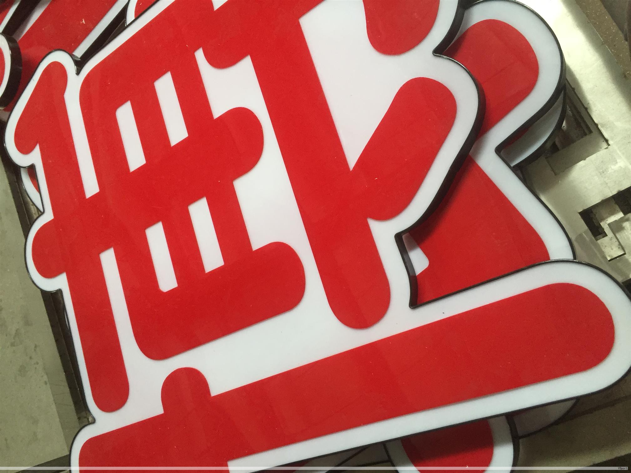 紫外线杀菌灯是一种以紫外线辐射实现杀菌和消毒的设备，广泛用于室内物体表面及空气的净化。在疫情背景下，这类产品需求上升，市场上存在多种类型和功率层级。要实现高效杀菌且确保使用安全，需综合考虑产品的性能指标与使用方式。