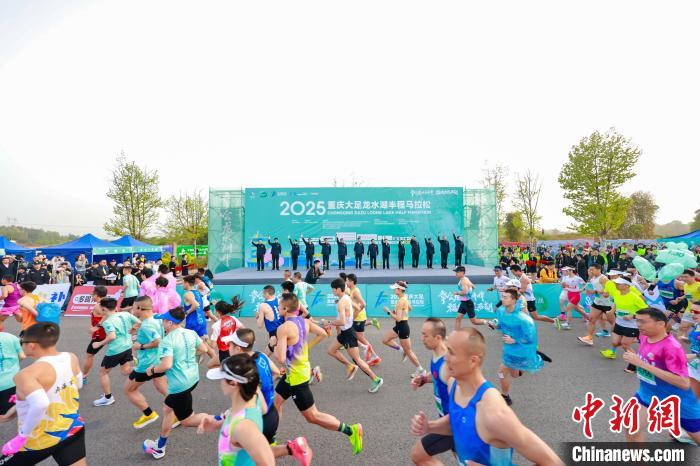 中外约六千名选手在风光如画的龙水湖畔畅跑2