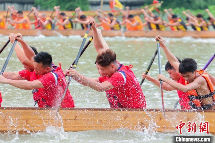 2025年荔湾区龙舟邀请赛：海中村勇夺传统龙王桂
