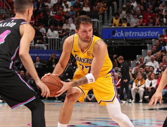 东契奇60分+5抢断创历史纪录 文班亚马绝杀马刺逆