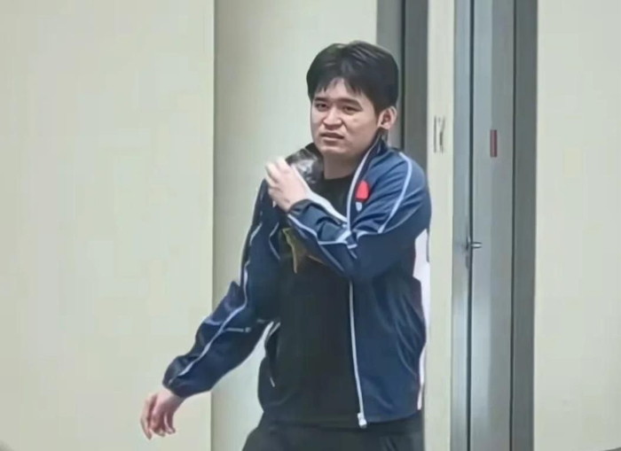 林诗栋因伤病退赛引争议，背后揭示职业运动员